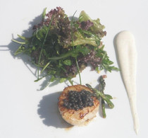 Vieira salteada con verduritas, yogurt con curry y caviar de trufa